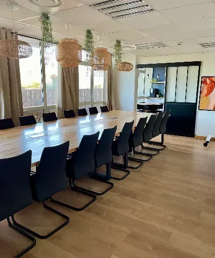 Intérieur éclairé de la salle de réunion Meeting Room