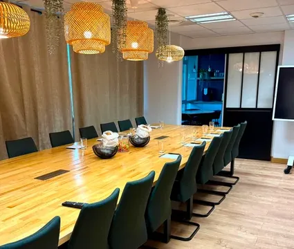 Intérieur éclairé de la salle de réunion Meeting Room